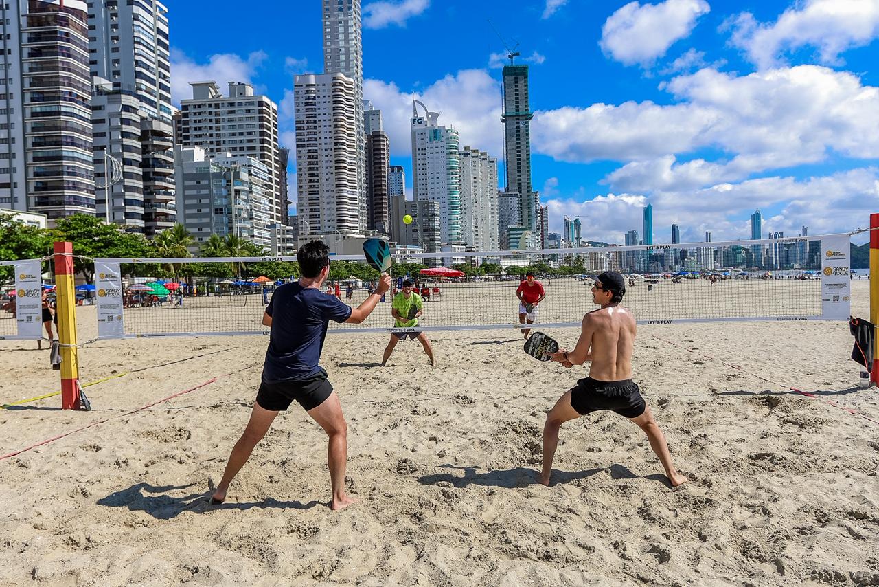 Partida de Beach Pickleball na praia de Balneário Camboriú